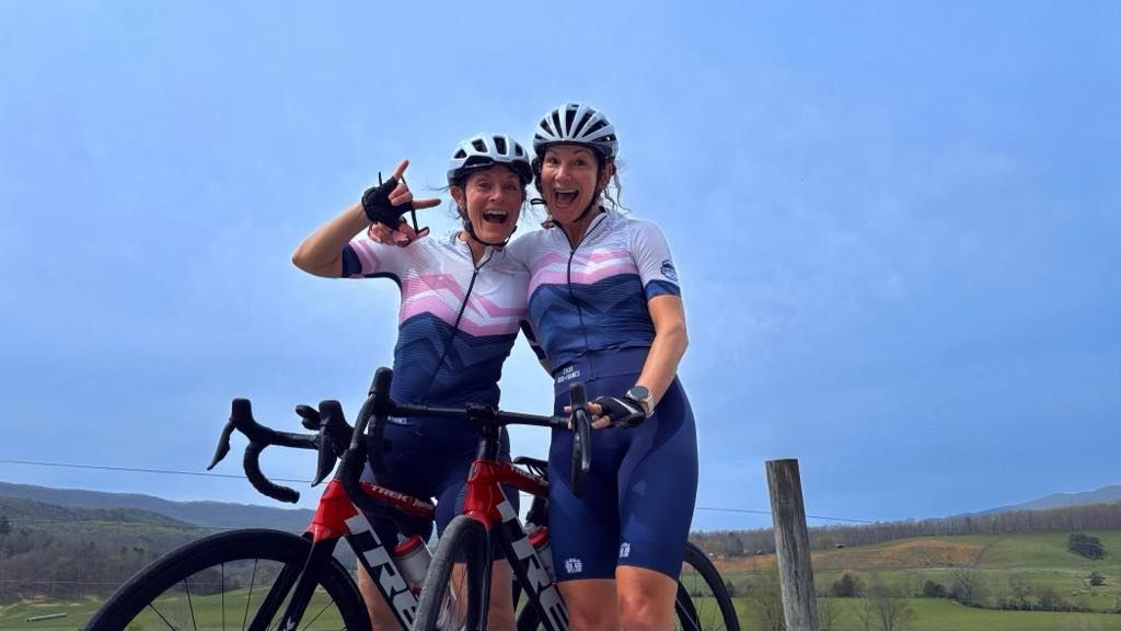 Deux cyclistes du Cyclo Bois-Francs souriantes avec leurs vélos dans la campagne des Bois-Francs