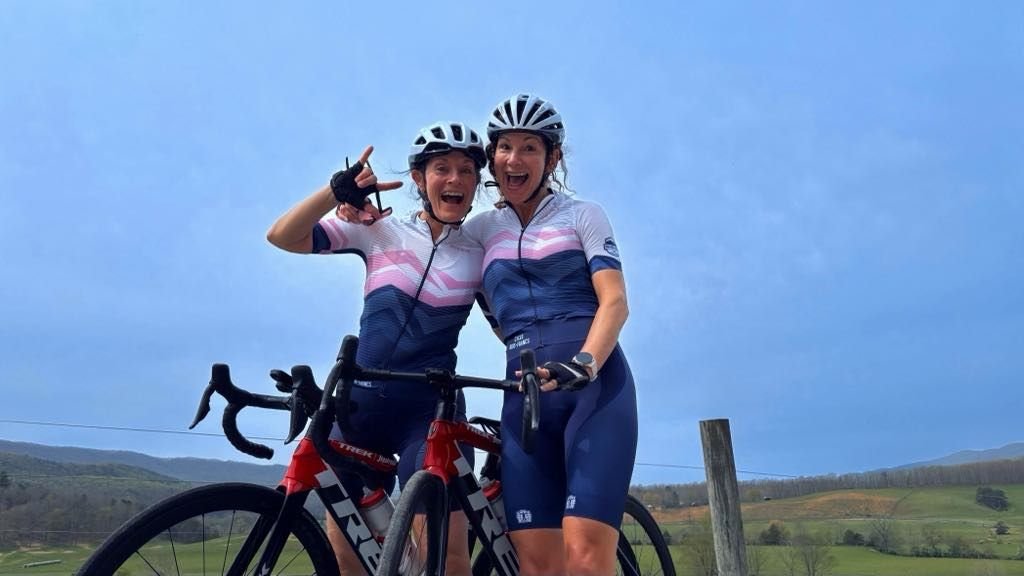 Deux cyclistes du Cyclo Bois-Francs souriantes avec leurs vélos dans la campagne des Bois-Francs
